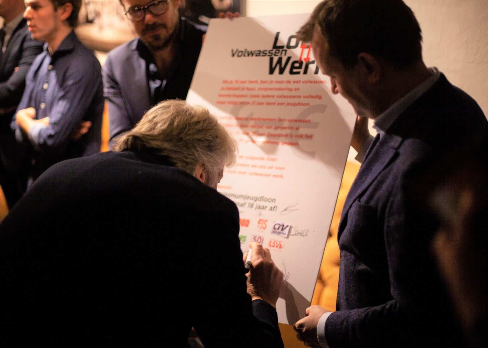 50PLUS-Kamerlid Gerrit Jan van Otterloo ondertekent het manifest 'Volwassen werk, volwassen loon'