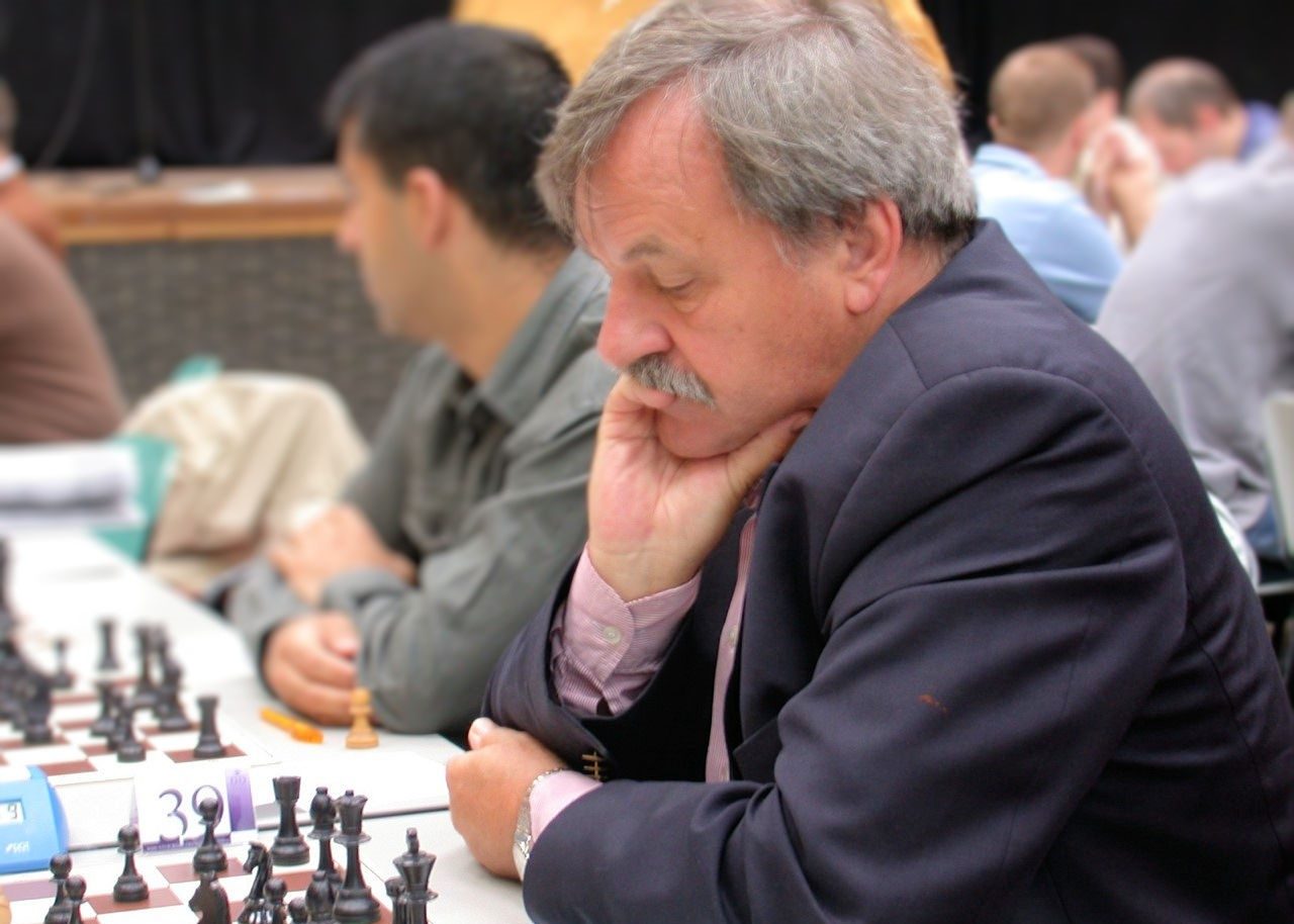 Alexander Münninghoff tijdens zijn geliefde schaakspel - Foto: Frans Hoynck van Papendrecht 