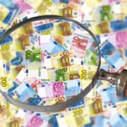 Geld onder vergrootglas - Beeld: Pixabay