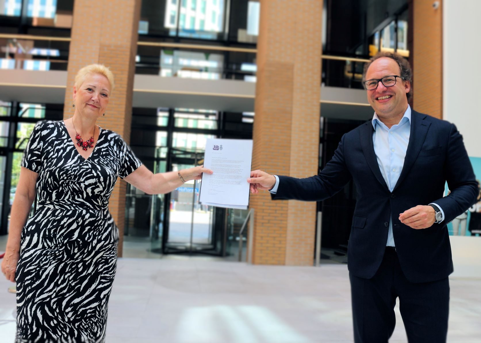 Corrie van Brenk biedt het rapport over pensioenfondsen aan aan minister Koolmees - Foto: Adri van Esch