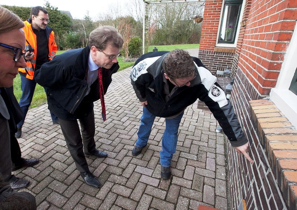 Inspectie van de scahde door gaswinning in Groningen - Foto: Jos @ FPS Groningen (Flickr)