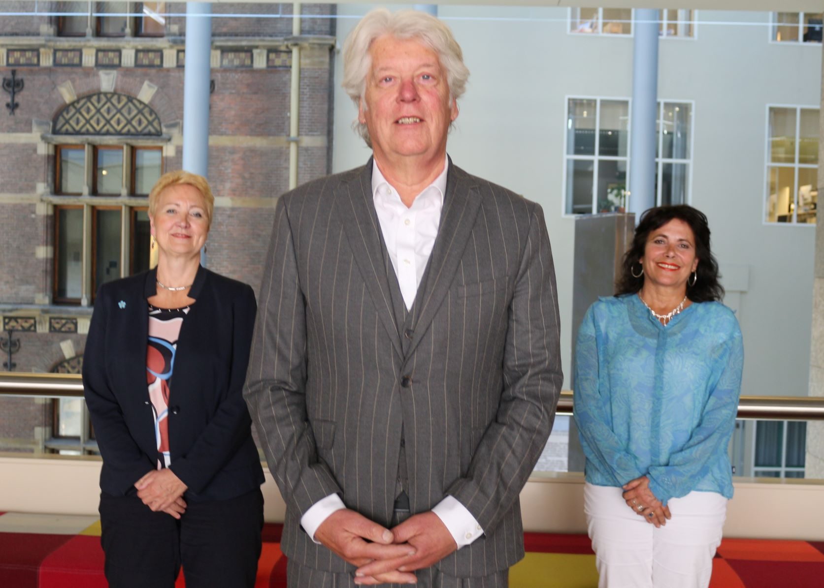 Gerrit Jan van Otterloo met collega-Kamerleden Corrie van Brenk en Léonie Sazias 