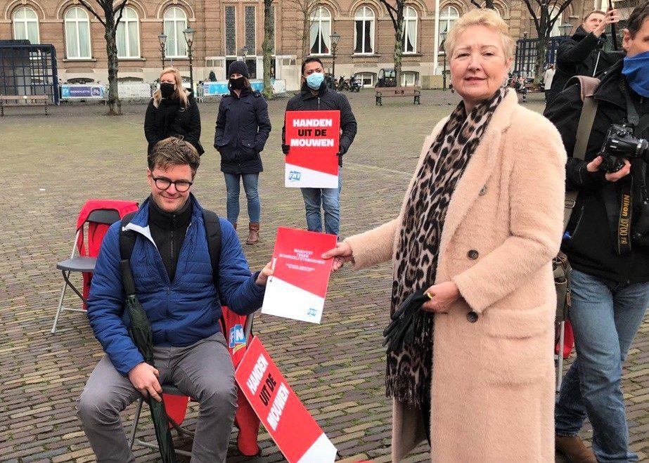 Corrie van Brenk neemt Manifest tegen Schijnzelfstandigheid in ontvangst