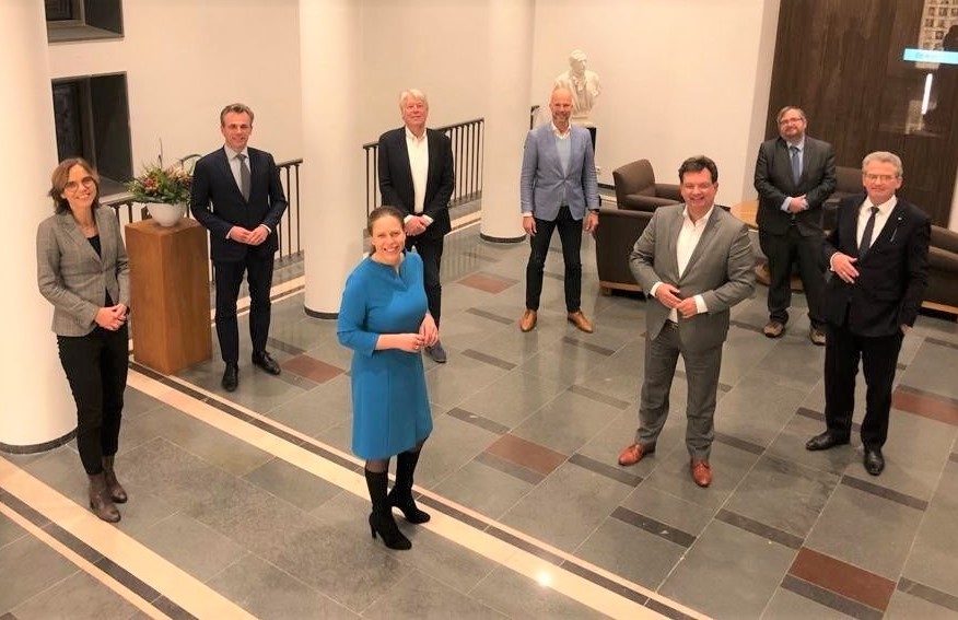 Kamerleden van de coalitiepartijen en van 50PLUS (Gerrit Jan van Otterloo op de achterste rij in het midden), SP en SGP, samen met landbouwminister Carola Schouten