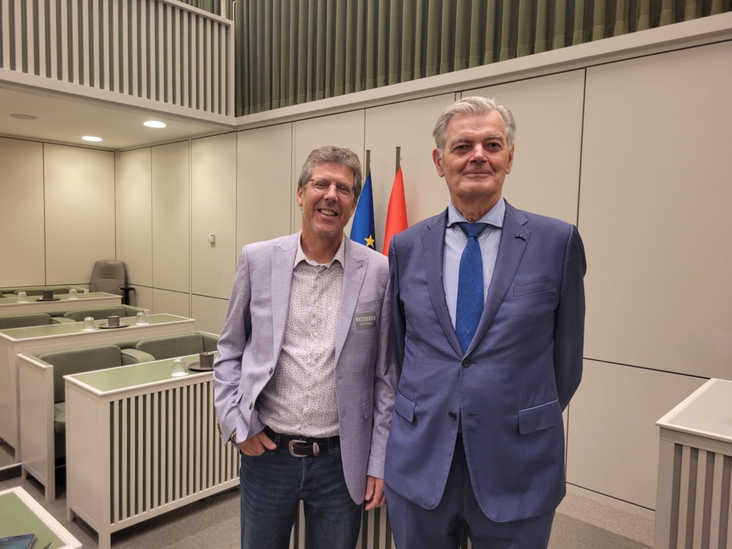 Emiel Sjaardema (l) met Martin van Rooijen (r) van 50PLUS tijdens het werkbezoek aan de Eerste Kamer op 16 oktober 2024